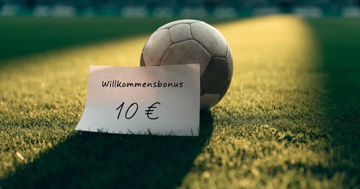 Ein verschlossener leerer Briefumschlag liegt neben einem Fußball auf grünem Rasen im warmen Licht des Nachmittags.